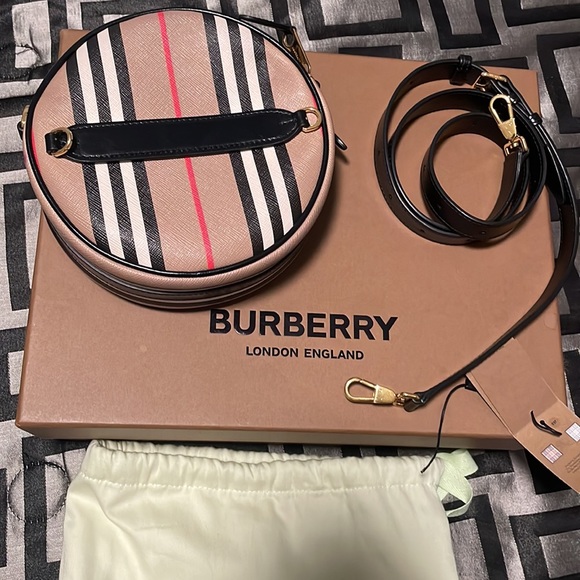 Burberry purse - Picture 2 of 3